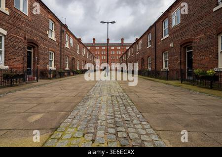 Vue depuis Anita Street, Ancoats, Manchester regardant vers Victoria Square complexe de logements sociaux par une journée de printemps sèche avec des nuages spectaculaires. Banque D'Images