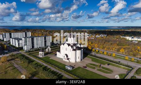 Drone vue de la cathédrale orthodoxe blanche de Tallinn Lasnamäe Estonie Banque D'Images