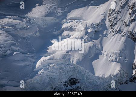 un glacier a ses propres idiosyncrasies car il épouse librement les contours de la roche polie ci-dessous. Il grandit ou recule en changeant de forme. Banque D'Images