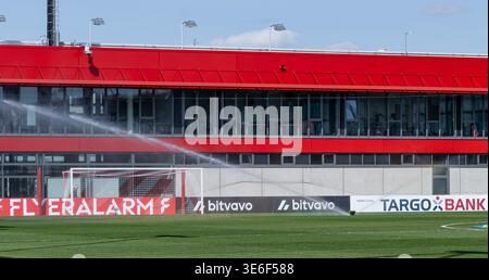 Un arroseur arrosant le terrain avant le début du match, derrière les bureaux et les vestiaires du campus GER, FC Bayern Munich femmes v. SGS Essen, Football, DFB Cup, demi-finale, saison 2025/2026, 06.04.2026. (DFL DFB REGLEMENT PROHIBI Banque D'Images