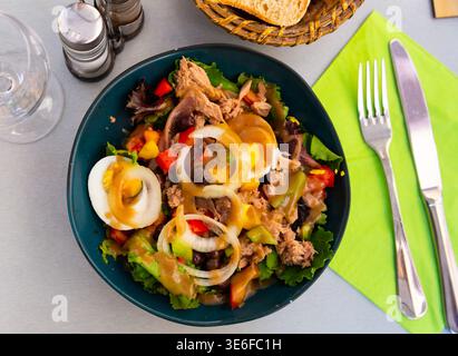 Le plat traditionnel de la cuisine française est la salade niçoise Banque D'Images
