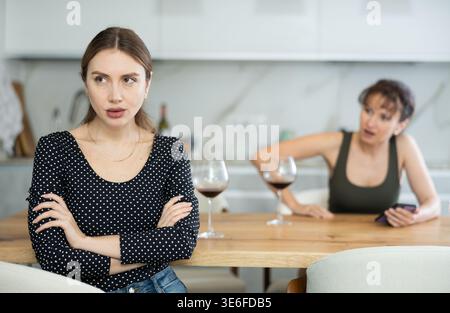 Deux femmes ont une conversation désagréable dans la salle à manger Banque D'Images