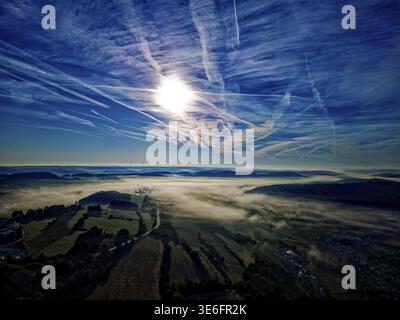 Paysage dramatique au lever du soleil avec des nuages de brouillard au-dessus des champs et des éoliennes à l'horizon, brouillard, photo aérienne, tôt le matin, Neumarkt, Amberg, UPP Banque D'Images