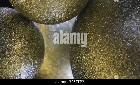 Gros plan de Golden Balls. Concept. Boules de Noël brillantes et macro dorées Banque D'Images