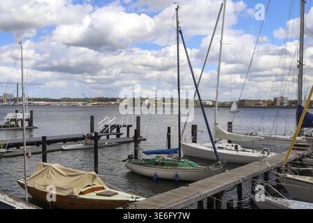 Quelques bateaux à la Marina de Kiel en Allemagne Banque D'Images