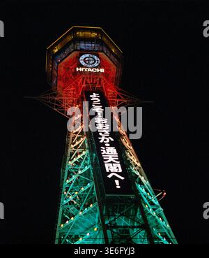 Osaka, Japon - 25 décembre 2025 : Tsūtenkaku (通天閣 ; lit. « Tower Reaching Heaven ») est une tour et un point de repère d'Osaka, au Japon. Banque D'Images
