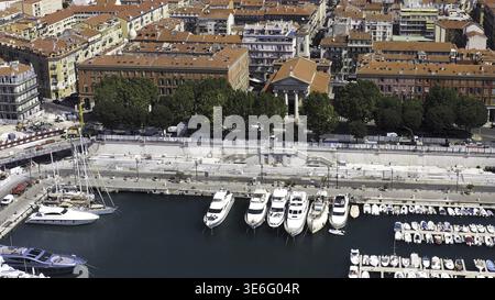 Paysage urbain aérien à couper le souffle avec la vieille ville et le port sarde avec des bateaux à la mer Méditerranée à Cagliari, île de la Sardaigne du Sud en Italie en été. Banque D'Images