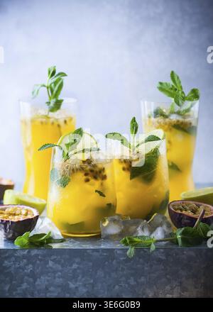 Passion Fruit Lemonade garni de Menthe et citron vert Banque D'Images