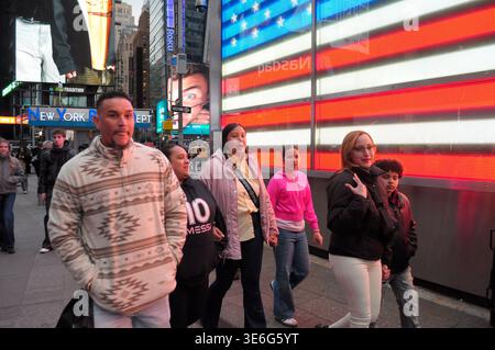 New York, États-Unis. 06 avril 2026. Les gens passent devant une installation d'éclairage du drapeau américain à Times Square, Manhattan, New York. Crédit : SOPA images Limited/Alamy Live News Banque D'Images