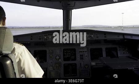 Vue arrière des commandes de pilotage du jet d'entreprise.Capitaine dans le cockpit de l'avion, se préparant au départ du vol.Se concentrer sur son pilote eulet Banque D'Images