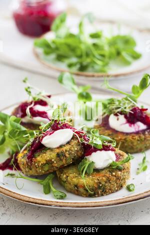 Beignets au quinoa, légumes et graines de lin Banque D'Images