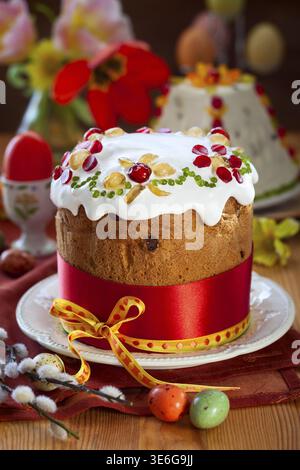 Gâteau de Pâques festif avec les fruits confits Banque D'Images