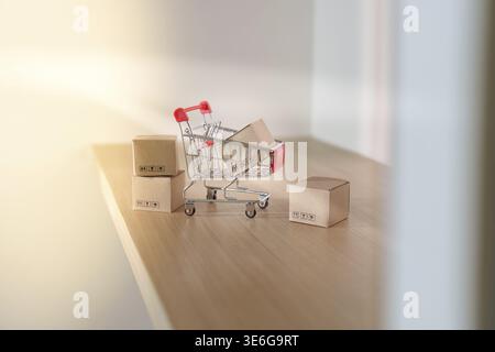 Un petit panier rempli de boîtes se trouve sur une surface en bois, symbolisant la commodité des achats en ligne et de la livraison Banque D'Images