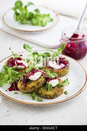 Beignets au quinoa, légumes et graines de lin Banque D'Images