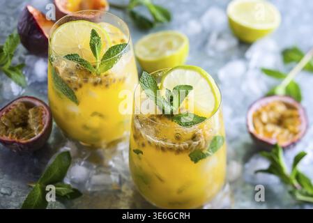 Passion Fruit Lemonade garni de Menthe et citron vert Banque D'Images