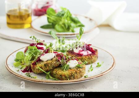 Beignets au quinoa, légumes et graines de lin Banque D'Images