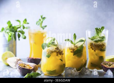 Passion Fruit Lemonade garni de Menthe et citron vert Banque D'Images