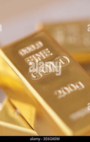 Lingots d'or empilés sur une surface plane Banque D'Images