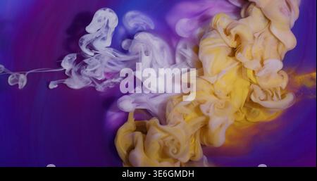Goutte de mélange de peinture. Brume splash Nuage coloré jaune blanc violet défocalisé pigment brillant se répandant sur fond acrylique abstrait. Banque D'Images