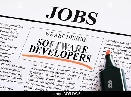Publicité mise en évidence pour les emplois de développeurs de logiciels dans les journaux, suggérant un recrutement actif et des opportunités de carrière Banque D'Images