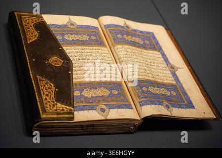 Ancien Saint Coran, livre religieux islamique. Banque D'Images