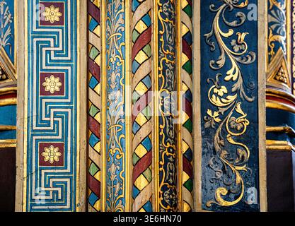 Motifs décoratifs géométriques colorés sur colonnes à l'intérieur de l'Eglise Saint Eustache, détails intérieurs ornés et décoration architecturale, à Paris, France Banque D'Images