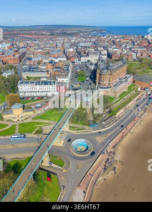 Scarborough, Yorkshire, Royaume-Uni. 04.06.2026. Image aérienne de haute qualité de Scarborough Cliff Spa Bridge et Grand Hôtel surplombant South Bay Bea Banque D'Images