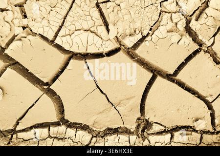 Terre sèche craquée à Syokimau – texture du sol desséché, comté de Machakos, Kenya Banque D'Images