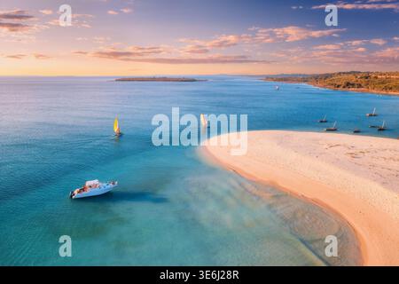 Vue aérienne drone de voiliers et bateau sur la mer au coucher du soleil Banque D'Images