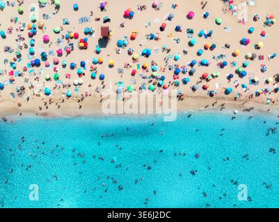 Vue aérienne de parasols colorés sur la plage de sable, nager les gens Banque D'Images