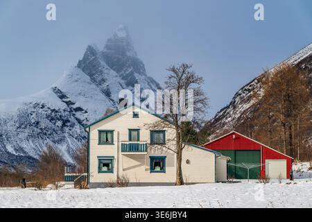 Maison rurale en bois avec le mont Otertinden en arrière-plan, Signaldalen, Troms, Norvège Banque D'Images