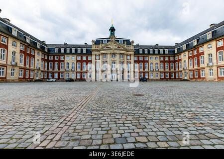 Münster, Rhénanie-du-Nord-Westphalie, Allemagne, 31 mars 2026 : vue frontale du château historique de Münster (Schloss Münster) avec sa fa baroque symétrique Banque D'Images
