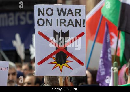 Signe « pas de guerre contre l’Iran » lors de la manifestation de la marche de Pâques appelant à la paix et contre l’escalade militaire. Banque D'Images