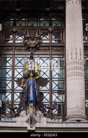 LONDRES, ROYAUME-UNI. 16 février 2025. L'emblématique horloge et sculpture Queen of Time au-dessus de l'entrée de Selfridges sur Oxford Street, Londres. Un sho détaillé Banque D'Images