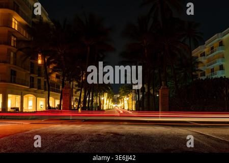 Worth Avenue nocturne : long Exposure Light Trails à l'entrée emblématique de Palm Beach, en Floride Banque D'Images
