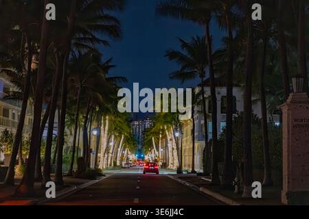 Palm Beach Elegance : lumières de vacances enchanteresses sur Palm Worth Avenue la nuit Banque D'Images