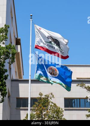 Drapeau de Californie et drapeau du comté de Los Angeles sont montrés. Los Angeles, CALIFORNIE, États-Unis Banque D'Images