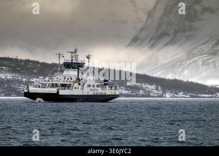 Paysage hivernal pittoresque avec Alpes Lyngen, Ullsfjorden, Troms, Norvège Banque D'Images