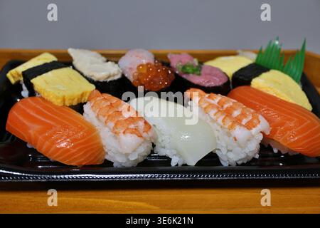 Assortiment de nigirizushi acheté dans un supermarché à Tokyo, au Japon Banque D'Images