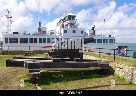 Vu du château de Yarmouth, île de Wight, avec un canon au premier plan, le car ferry se charge avant de traverser le Solent à Lymington Banque D'Images