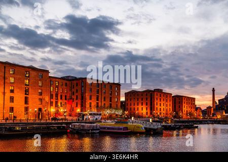 Vue au crépuscule des entrepôts Royal Albert Dock reflétés dans l'eau sous un ciel de coucher de soleil spectaculaire, Liverpool, Merseyside, Angleterre Banque D'Images