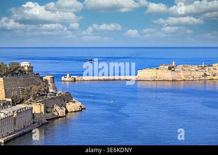 Une vue panoramique grand angle de l'entrée du Grand Port à Malte, vue depuis les bastions de la Valette. L'image met en évidence le Grand Harbour East Br Banque D'Images