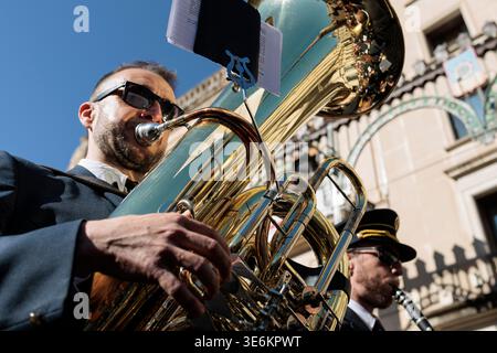 Musicien jouant du tuba sous le soleil lors du défilé Gloria Mayor à Alcoi le 5 avril 2026, Espagne Banque D'Images
