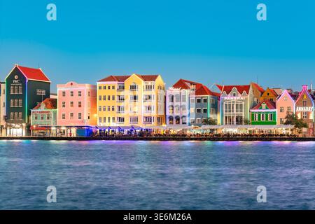 Willemstad, Curaçao - des bâtiments coloniaux hollandais aux couleurs vives bordent le front de mer de Handelskade à Willemstad, Curaçao Banque D'Images