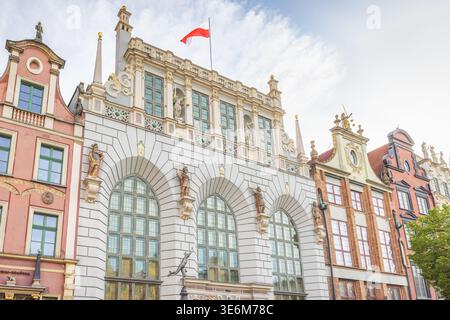 Gdansk, Pologne - 2 mai 2025 : le bâtiment Artus court sur la place du marché long. Façade architecturale détaillée avec sculptures ornées, wi arqué Banque D'Images