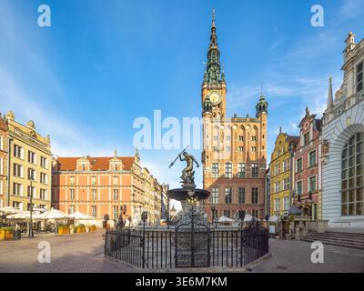Gdansk, Pologne - 2 mai 2025 : Fontaine de Neptune avec l'hôtel de ville principal sur la place du long marché. Architecture européenne historique et fontai centrale Banque D'Images