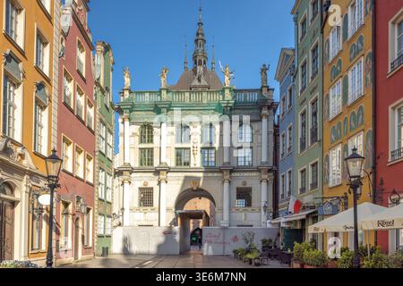 Gdansk, Pologne - 3 mai 2025 : le Golden Gate à la rue long Lane dans le centre historique. Porte européenne ornée avec architecture classique Banque D'Images