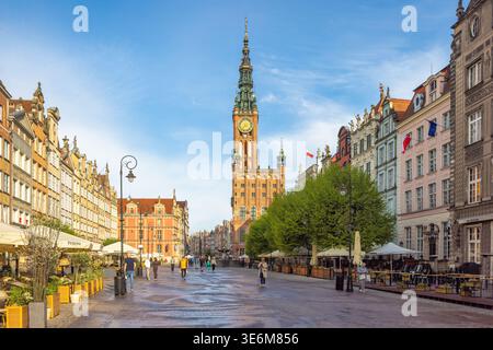 Gdansk, Pologne - 2 mai 2025 : la longue place du marché avec l'hôtel de ville principal. Paysage urbain pittoresque avec des bâtiments historiques, une horloge proéminente Banque D'Images