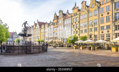 Gdansk, Pologne - 2 mai 2025 : fontaine de Neptune sur la place du marché. Pittoresque place européenne avec architecture historique, pavé Banque D'Images
