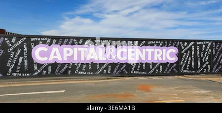 Un signe pour les promoteurs immobiliers Capital et Centric qui réaménagent un site de centre-ville, Newcastle-under-Lyme, Staffordshire, Angleterre, Royaume-Uni Banque D'Images